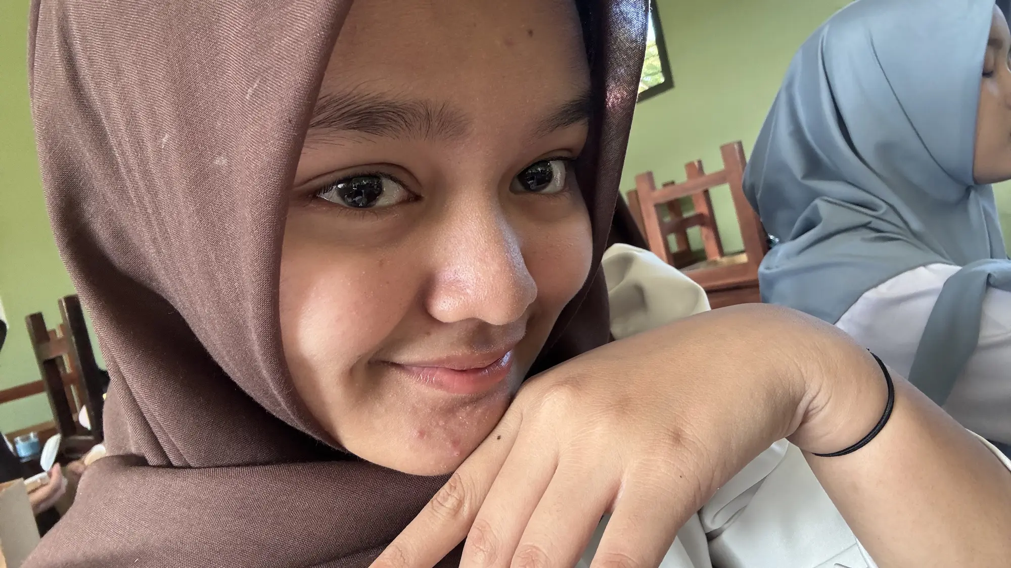 Potret senyum Cantika dengan hijab cokelat