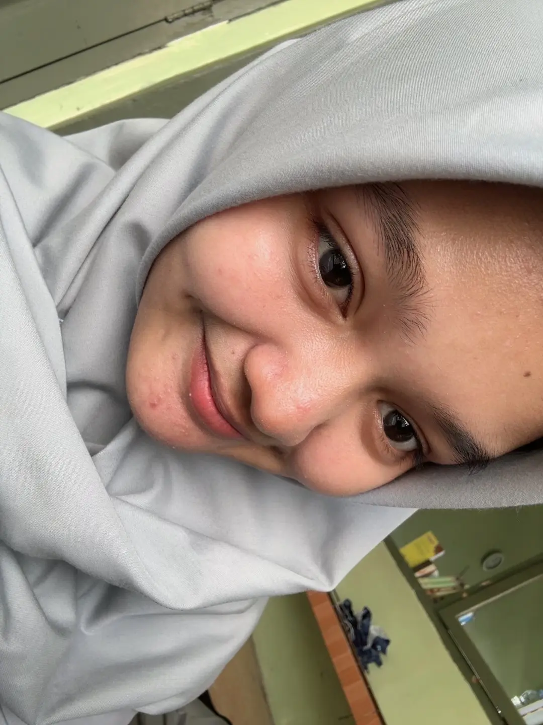 Potret dekat Cantika dengan hijab abu-abu