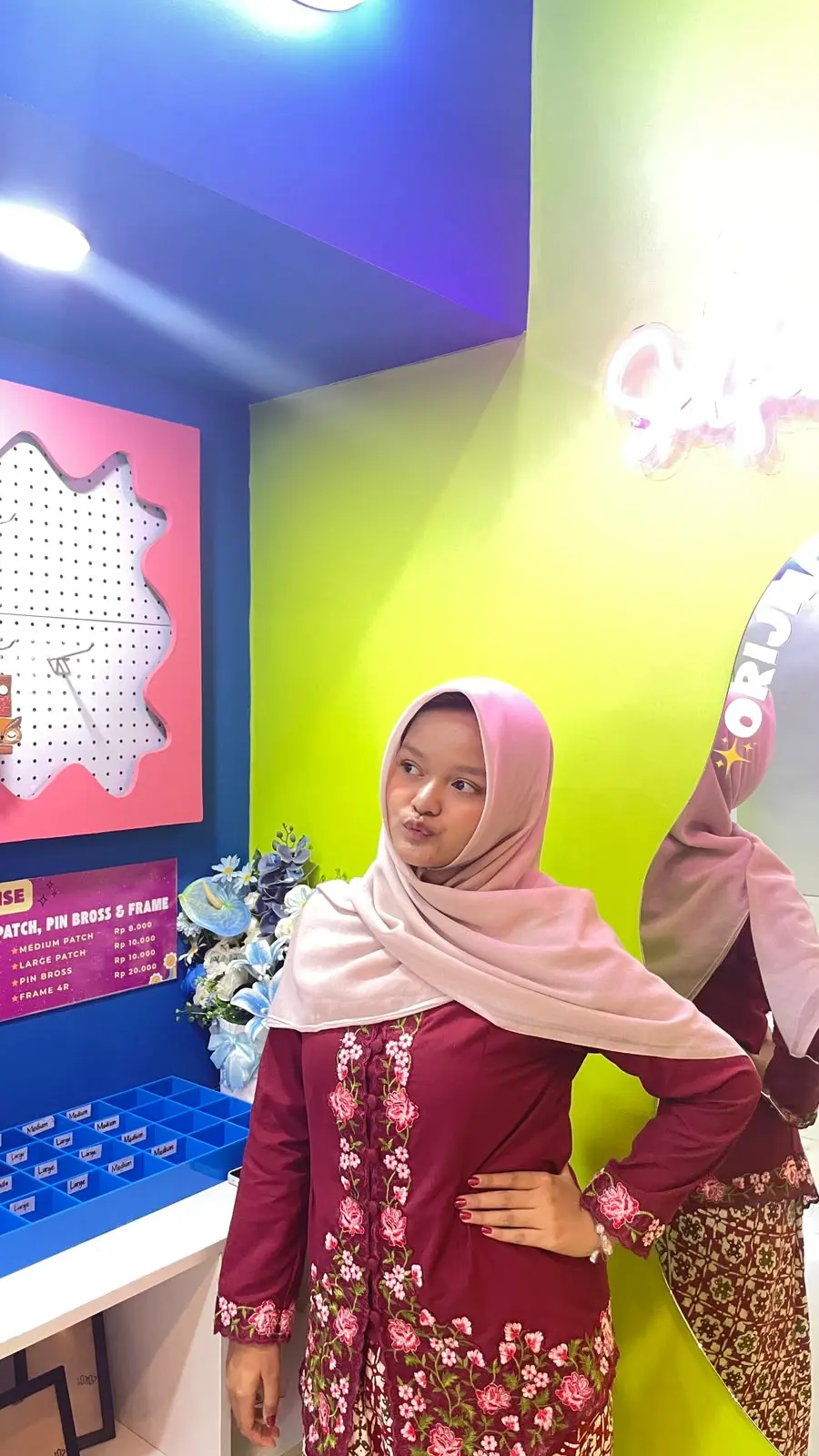 Cantika mengenakan pakaian bernuansa merah muda