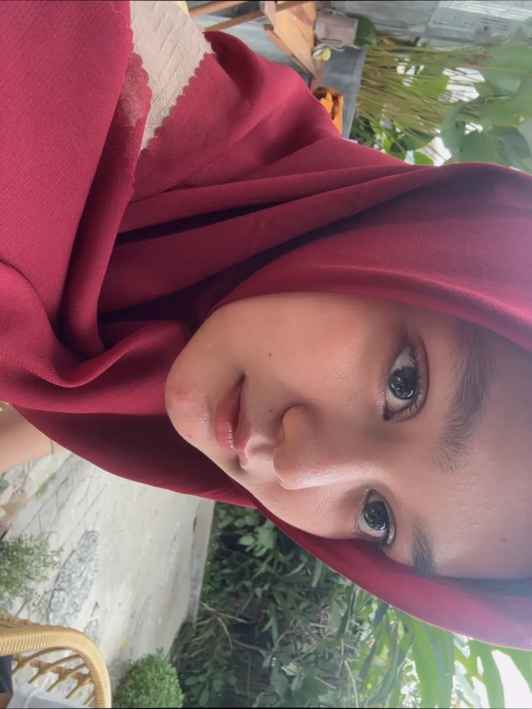 Swafoto Cantika dengan hijab merah marun