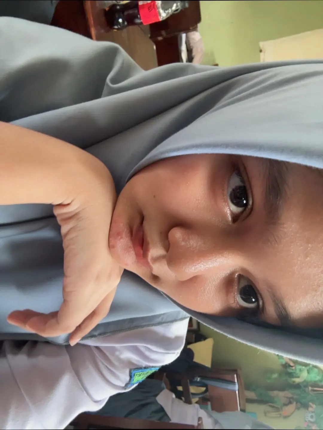 Cantika menatap kamera sambil tersenyum kecil