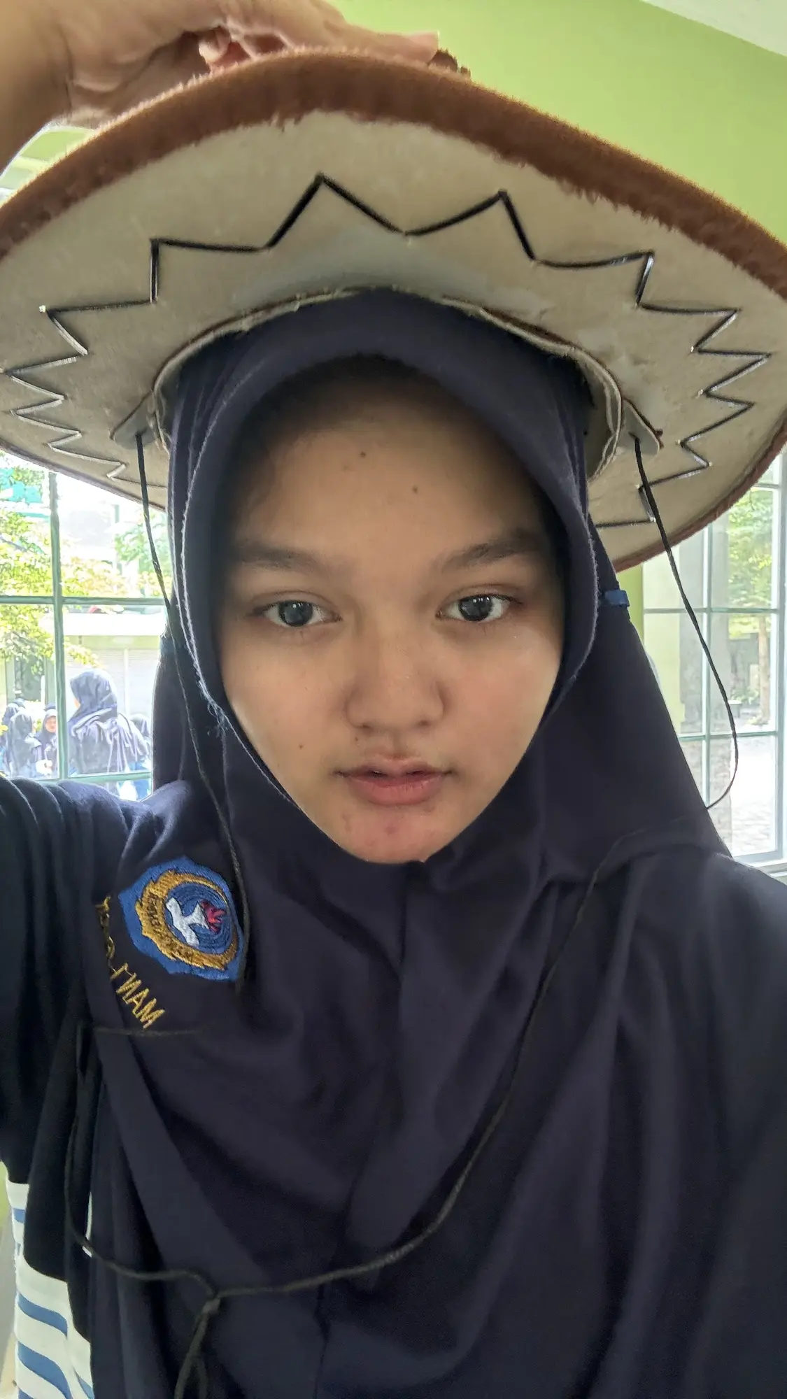 Cantika berpose memakai topi saat kegiatan