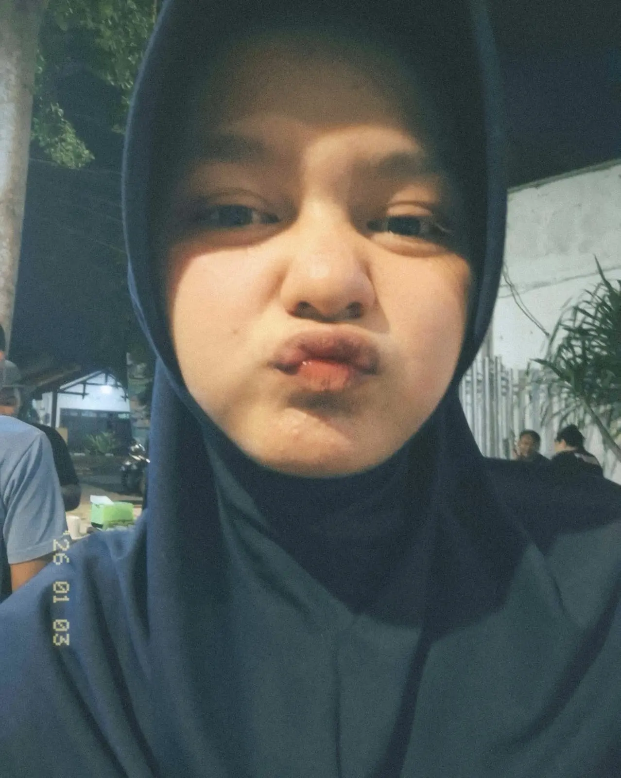 Cantika berpose dengan ekspresi lucu di dalam mobil