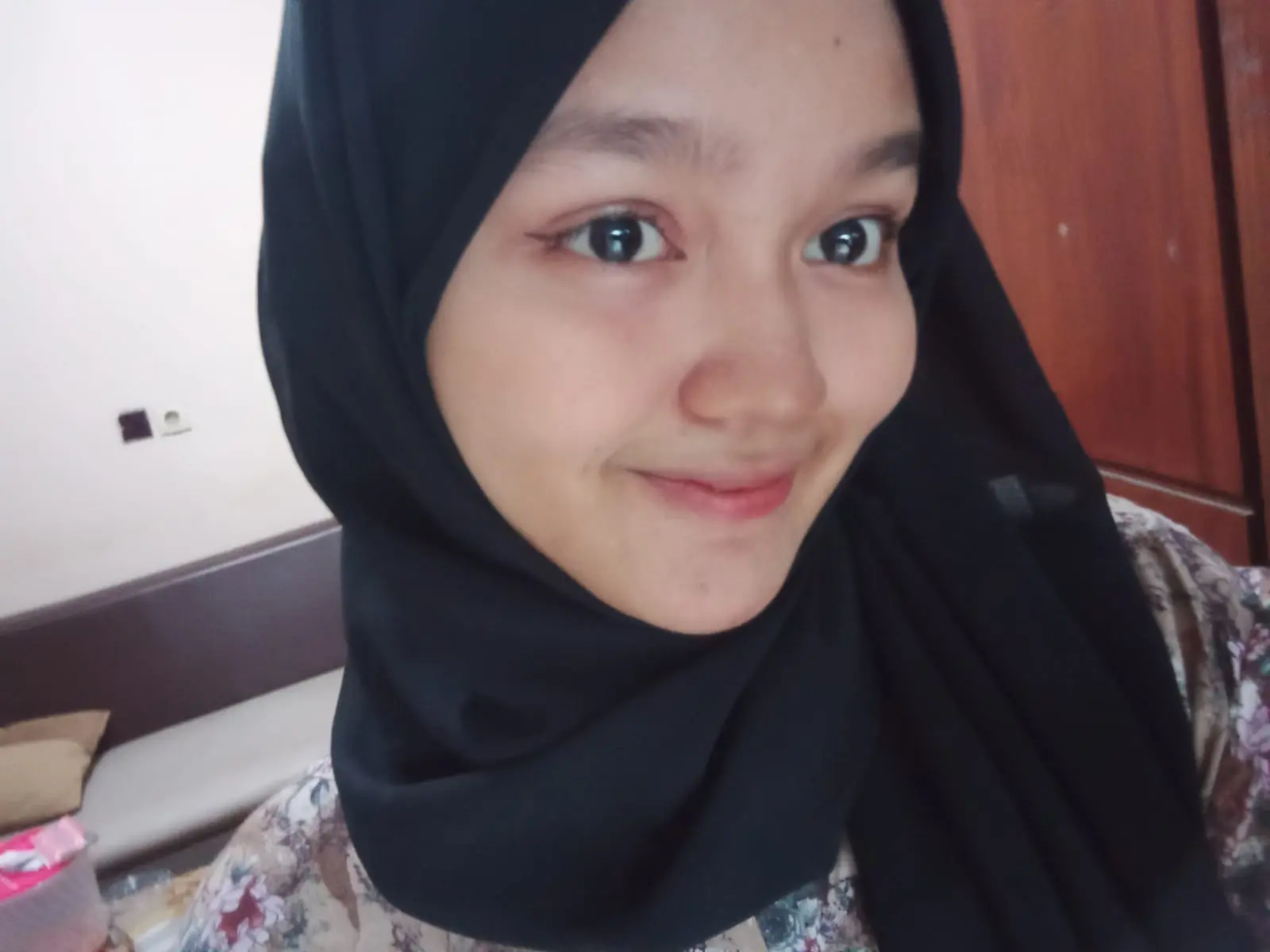 Potret Cantika dengan hijab hitam