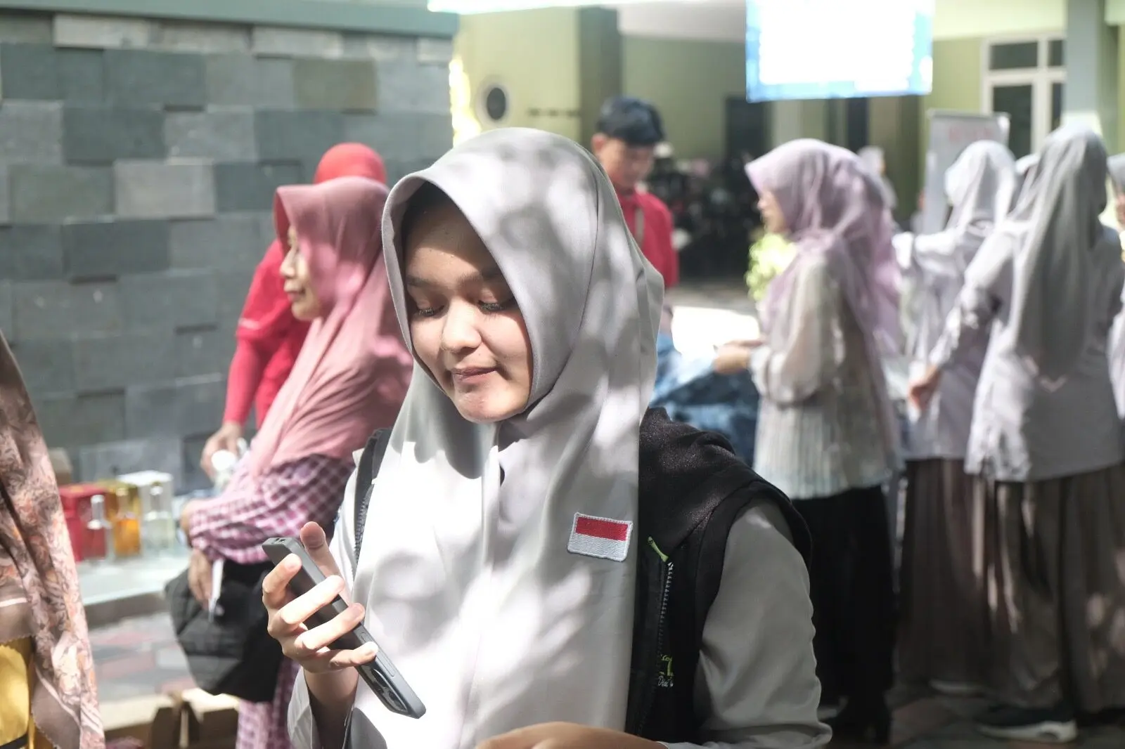 Cantika dalam suasana kegiatan bersama teman-teman