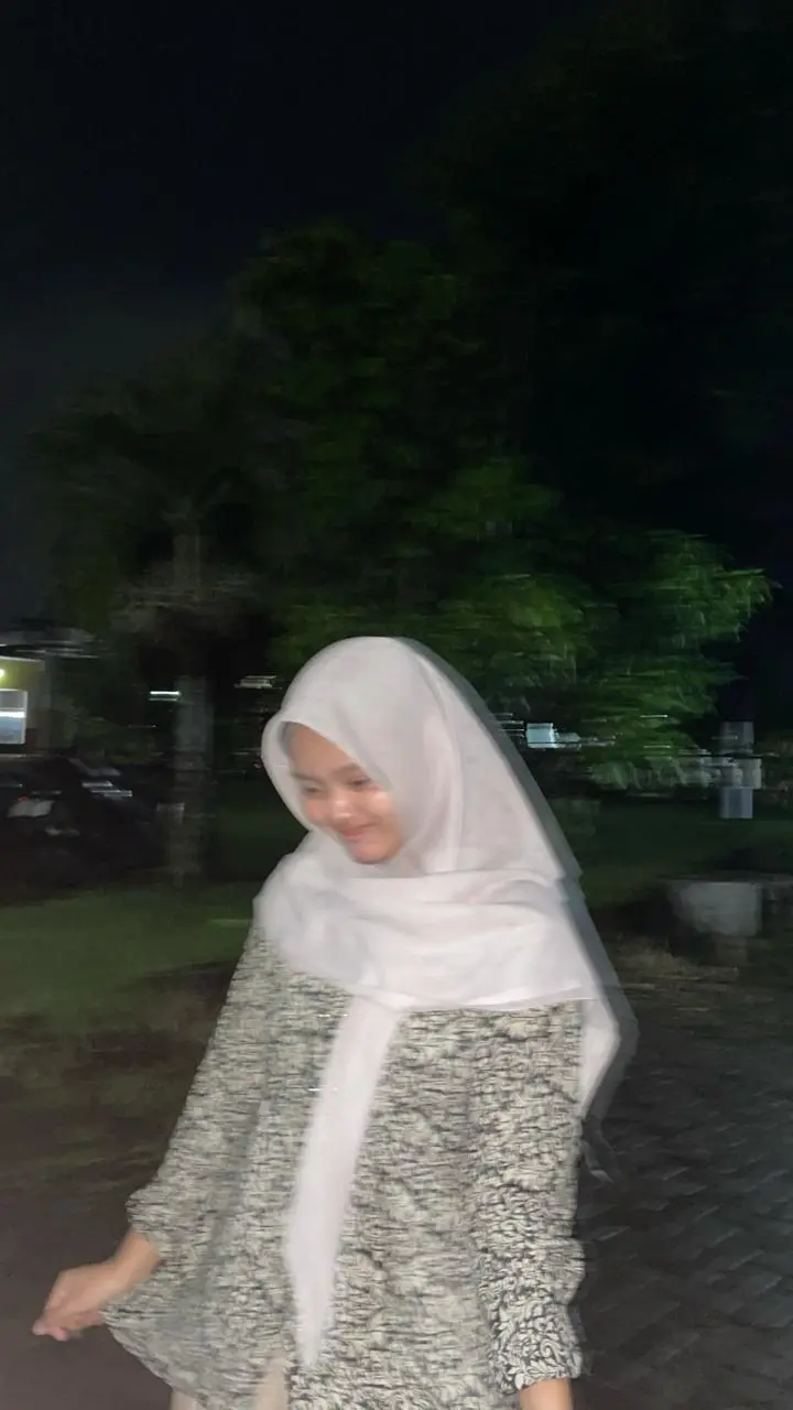 Cantika memakai pakaian putih pada malam hari