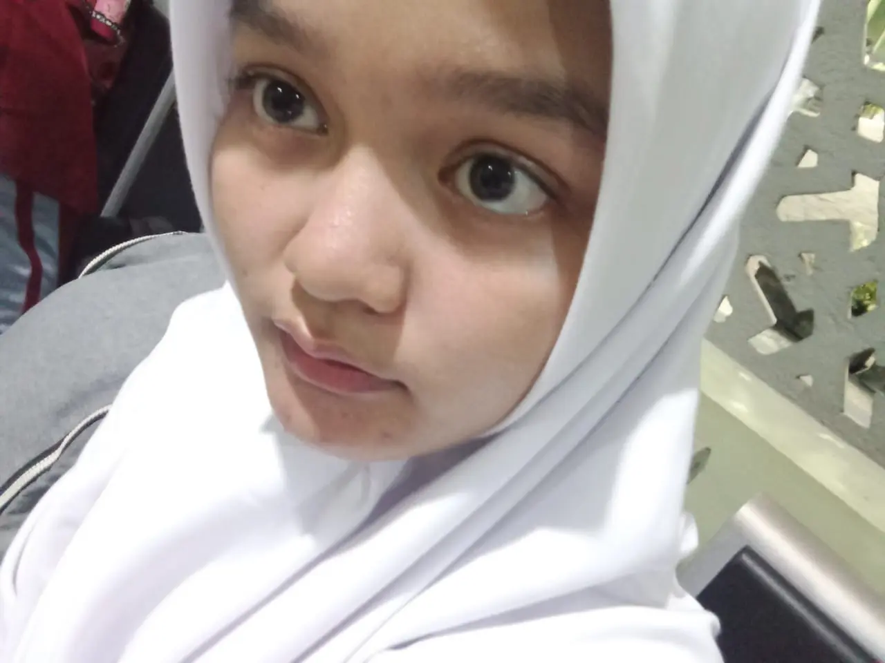 Swafoto Cantika dengan hijab putih
