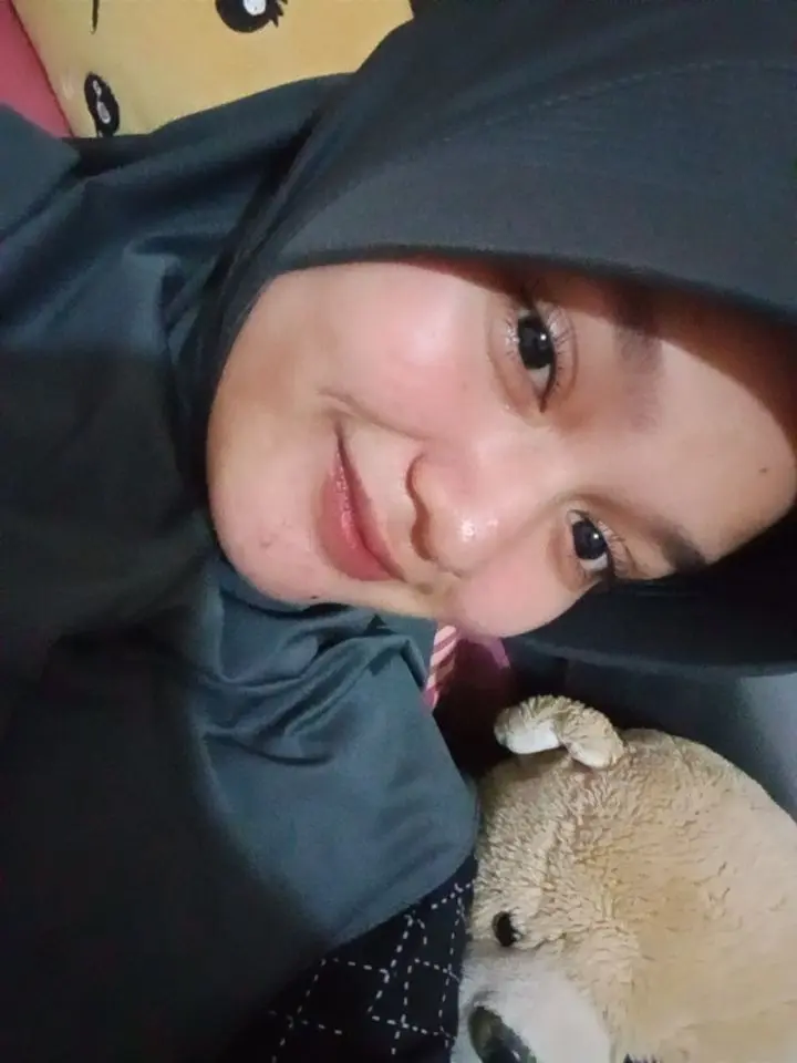Cantika tersenyum sambil memeluk boneka