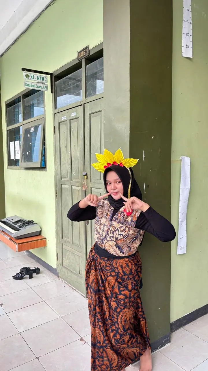 Cantika mengenakan pakaian tradisional