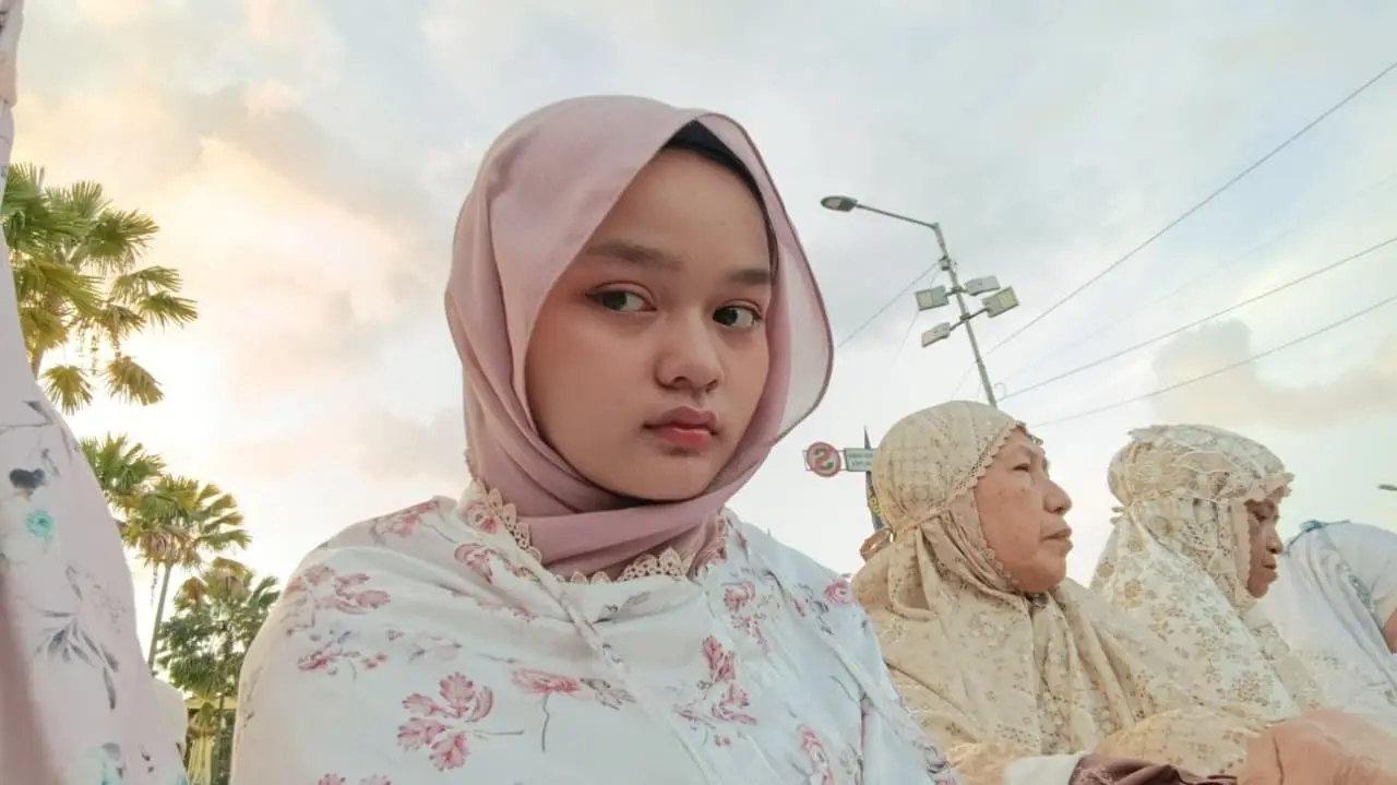 Cantika bersama teman-temannya di luar ruangan